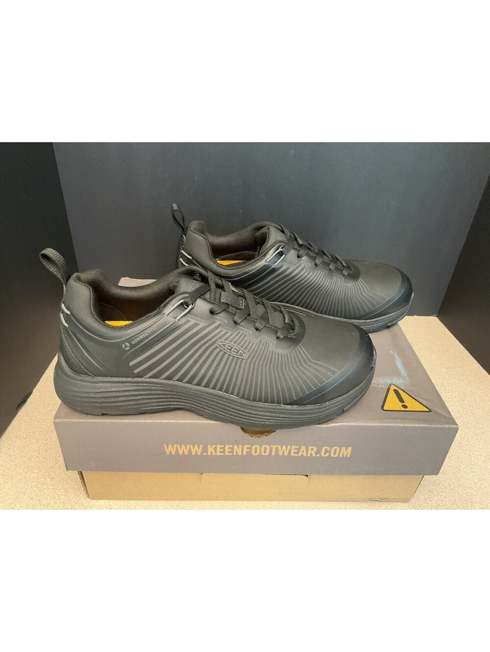 New! Womens KEEN Utility Sparta XT Aluminum Toe SR Work Shoes. Size 9M. Nice!!!